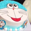 Chiếc bánh kem tạo hình khuôn mặt mèo máy Doraemon màu xanh rực rỡ.